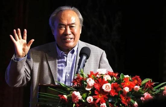 脱了内裤趴着光屁股