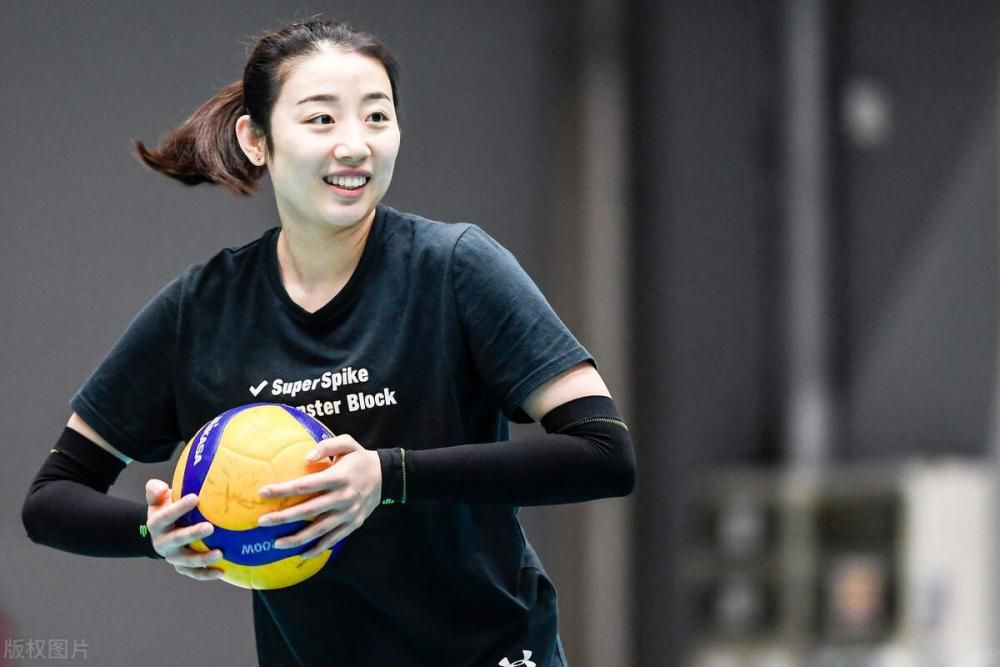 美女抽烟的视频