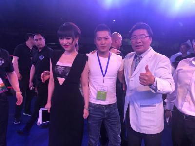 在楼梯上和少妇做爰视频